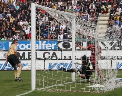 REGGIO CALABRIA 25 APR 2009. BARILLA' OF REGGINA SCORES A GOAL DURING SERIE A 33TH ROUND MATCH PLAYED BETWEEN REGGINA AND JUVENTUS AT ORESTE GRANILLO STADIUM IN REGGIO CALABRIA. PHOTO MAURIZIO LAGANA'/GRAZIA NERI.