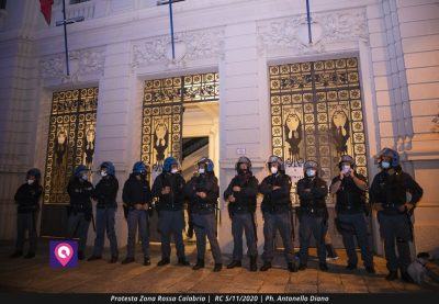 Protesta Zona Rossa Calabria Polizia