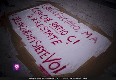 Protesta Zona Rossa Calabria Striscione