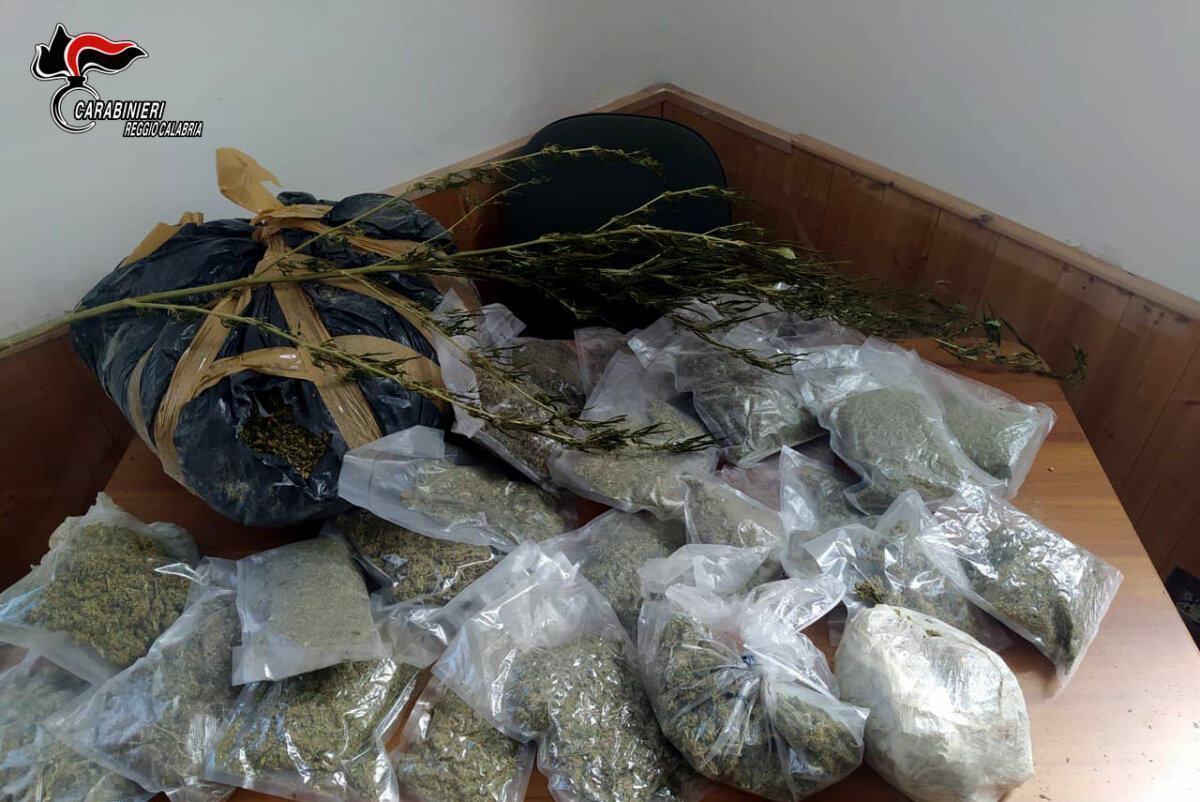 SAN GIOVANNI DI GERACE RINVENUTI QUASI 8 KG DI MARIJUANA E UNA DOPPIETTA CON MATRICOLA ABRASA (2)