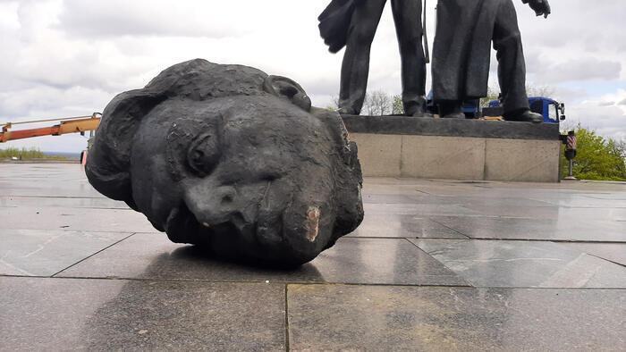 Kiev 'decapita' Statua Amicizia Ucraina Russia