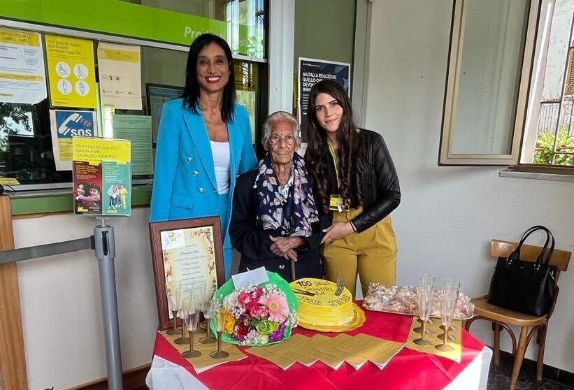 Da Destra La Dup Domenica Spanò, La Nonnina Domenica Cento E La Direttirce Di Filiale Di Reggio Calabria, Teresa Cozzolino