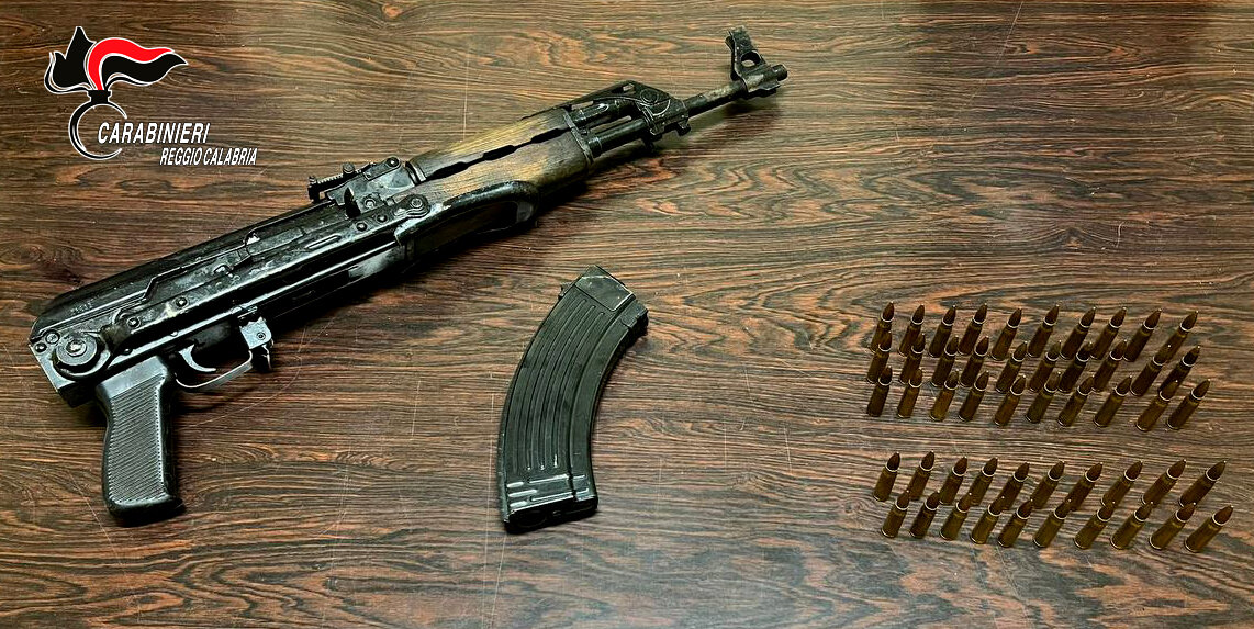 CONDOFURI SAN CARLO NASCONDE KALASHNIKOV E CARTUCCE IN MACCHINA, ARRESTATO 74ENNE 