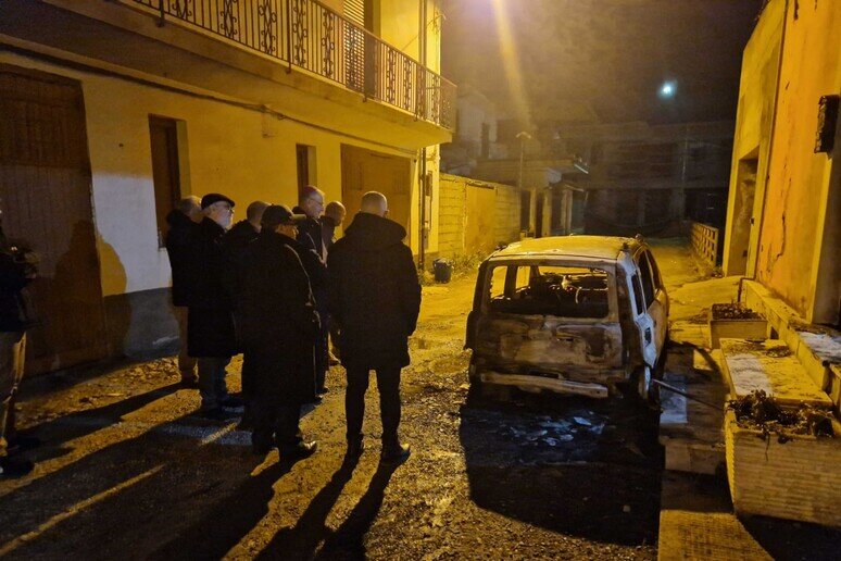 Varapodio Auto Parroco Incendiata