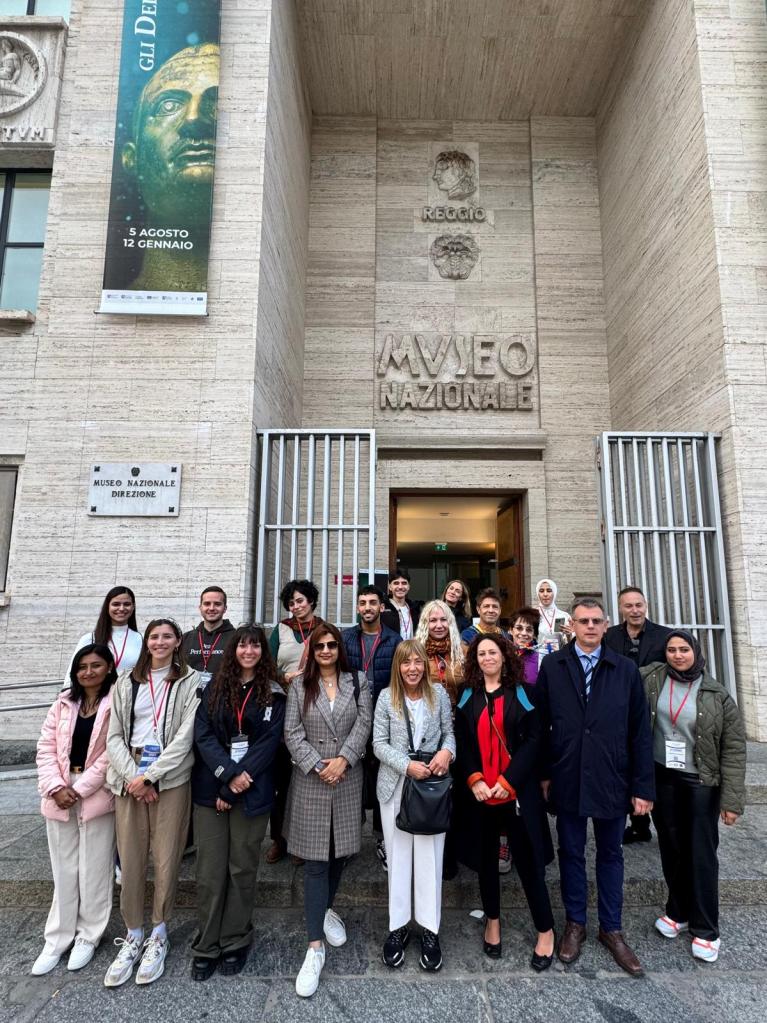 MINASI E STUDENTI FUORI DAL MUSEO