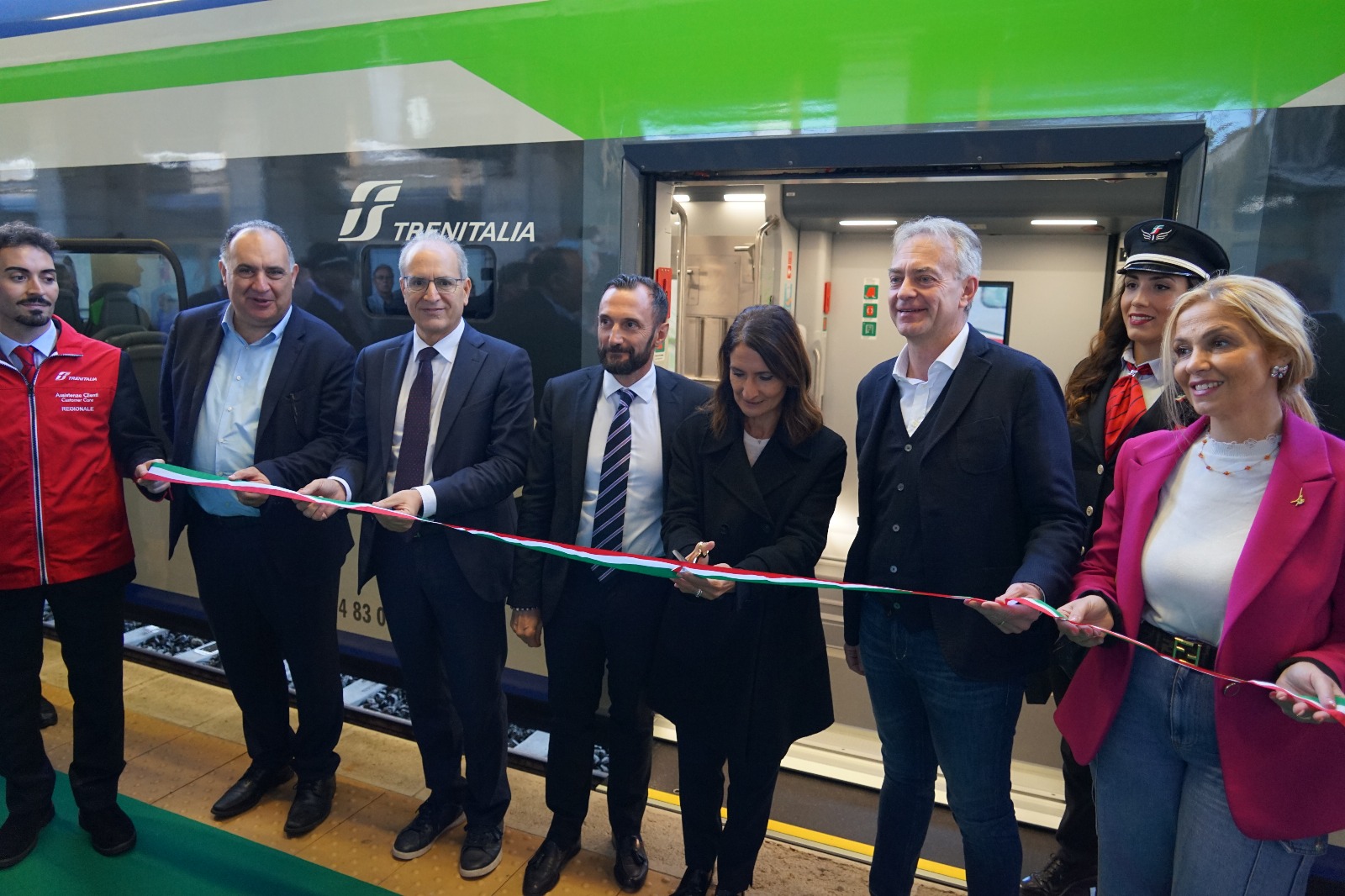 Presentazione nuovo treno ibrido ()