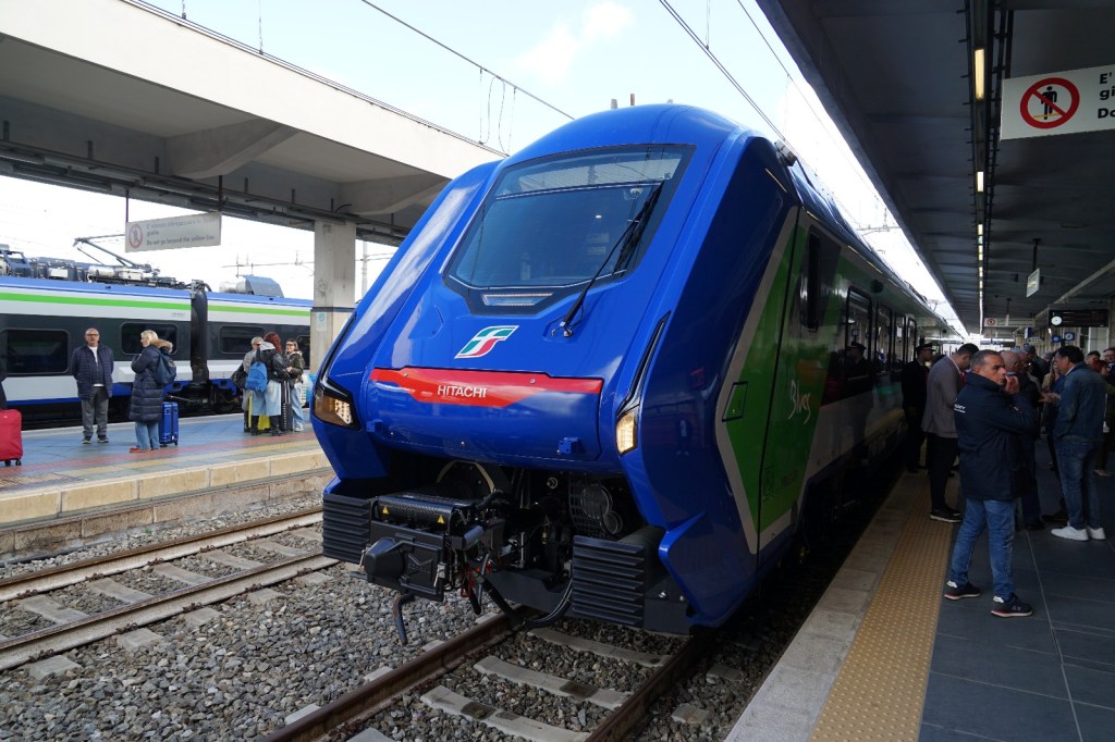 Presentazione nuovo treno ibrido ()