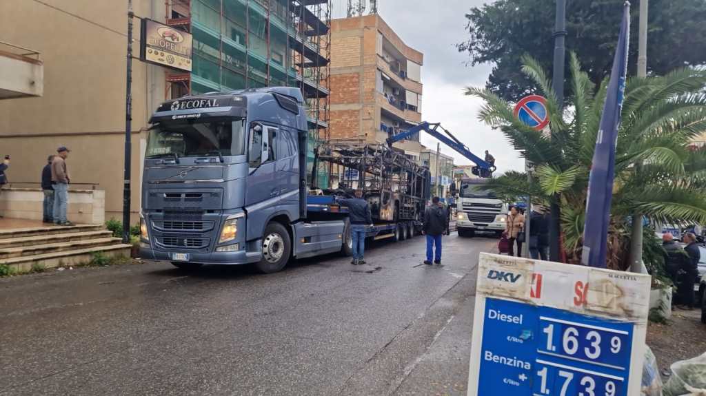 incendio autobus reggio calabria archi ()