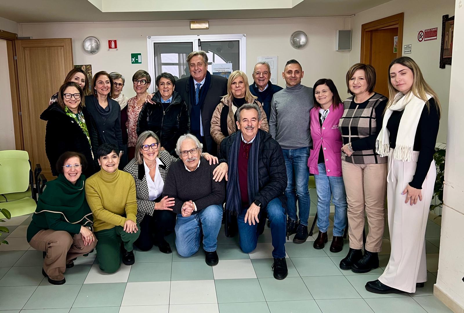 Foto Presidente con Rappresentanza degli Aspiranti Volontari in Cure Palliative Hospice RC