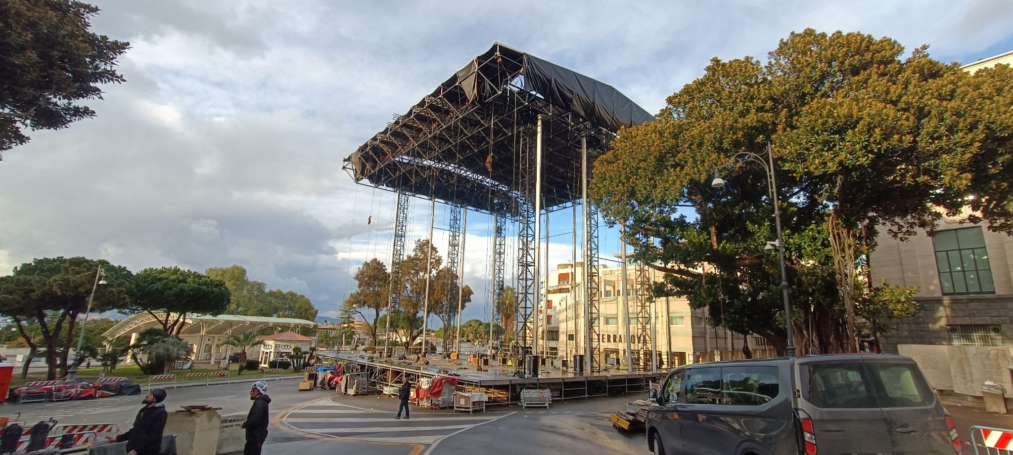 palco piazza indipendenza capodanno rai rc