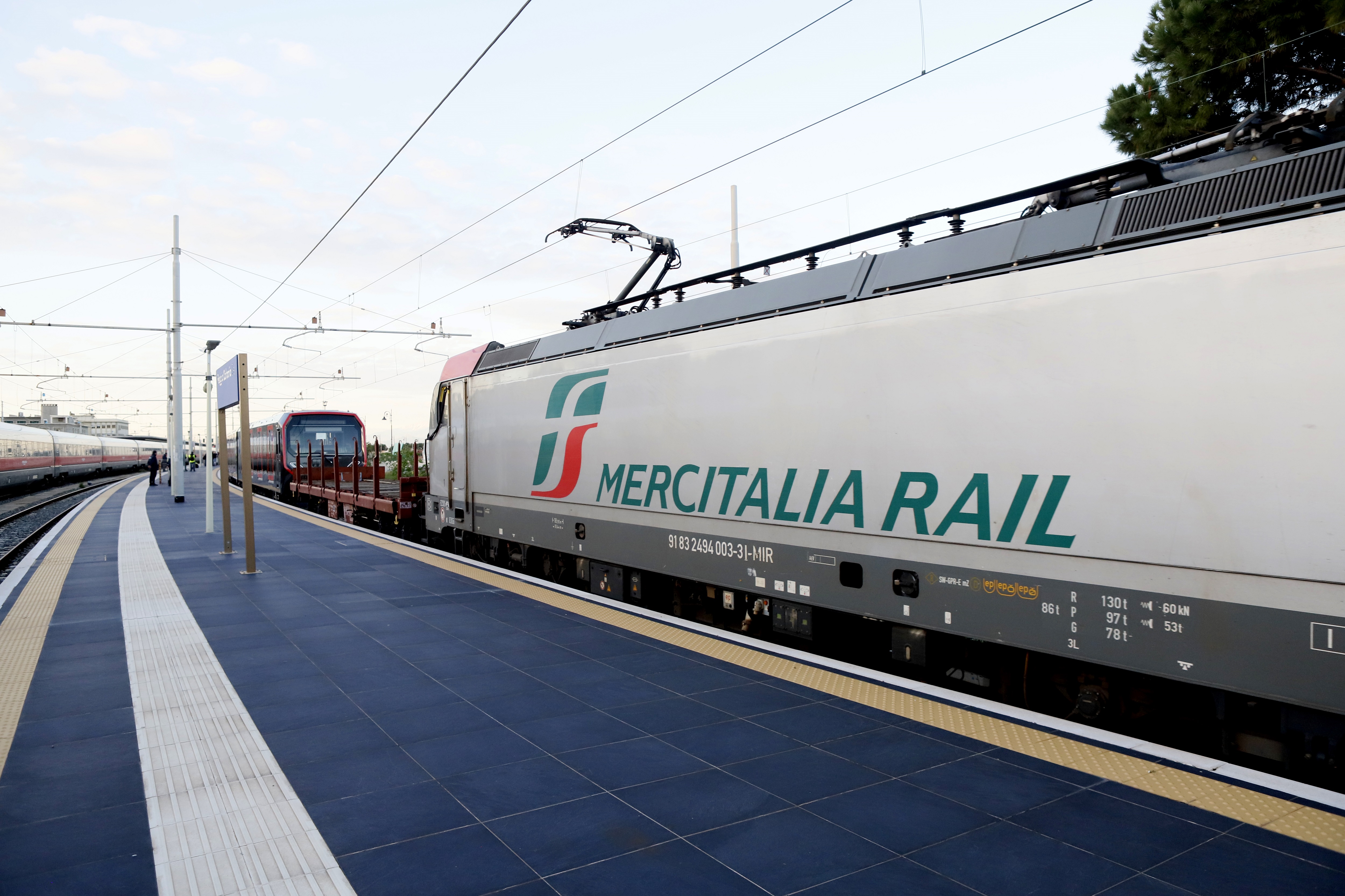 Partenza treno Mercitalia Hitachi