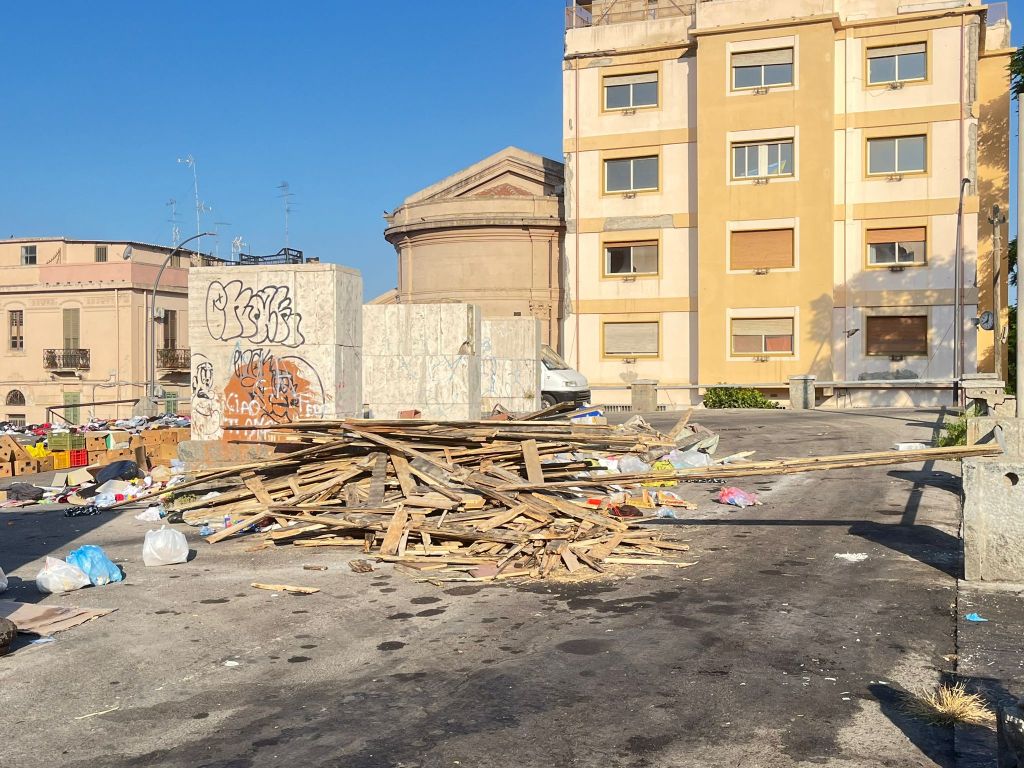 degrado piazza del popolo