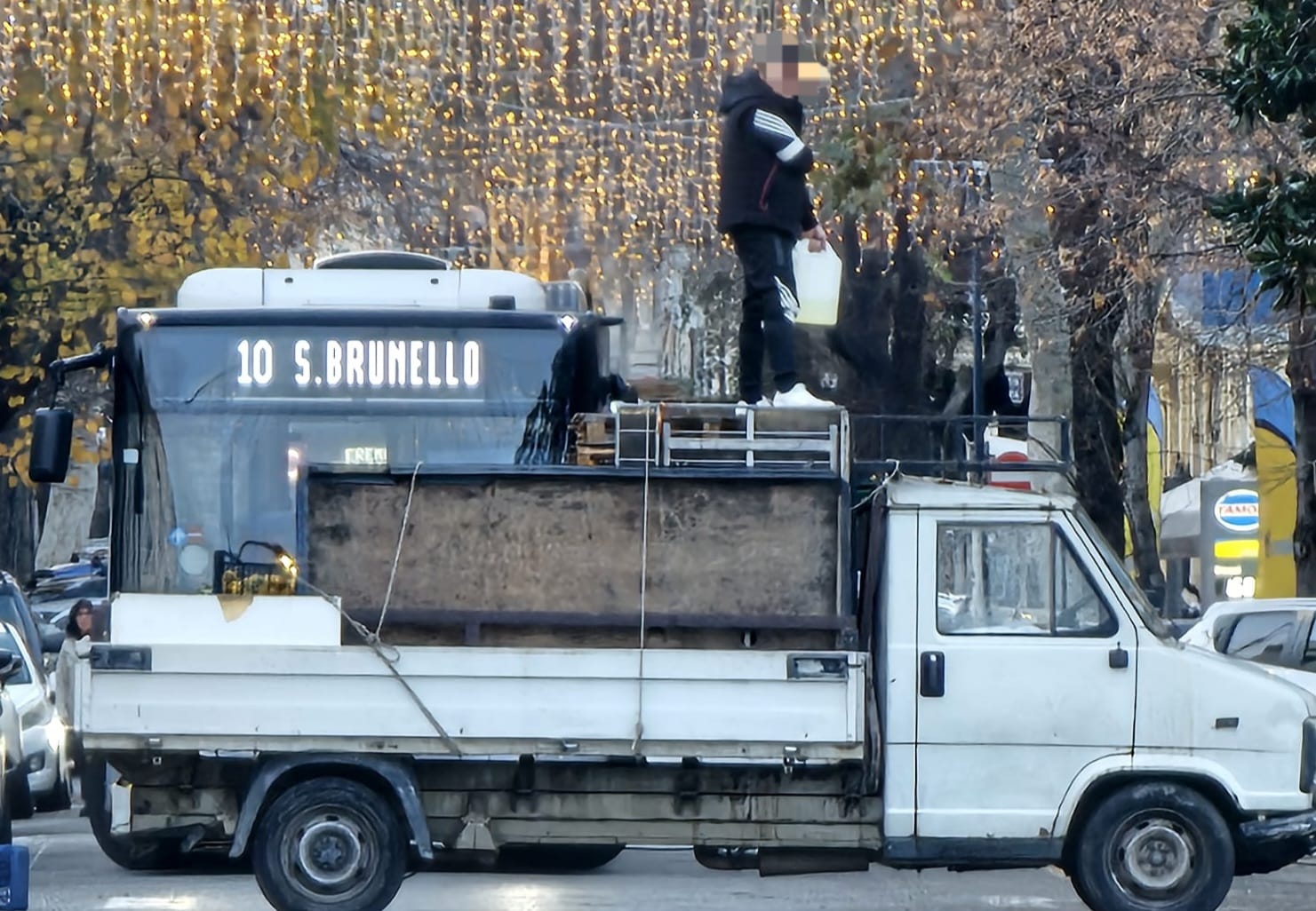 piazza popolo ambulante fuoco tanica benzina