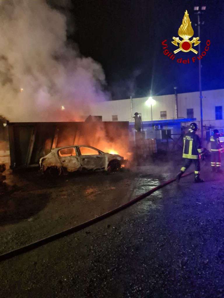 Incendio vibo valentia auto noleggio ()